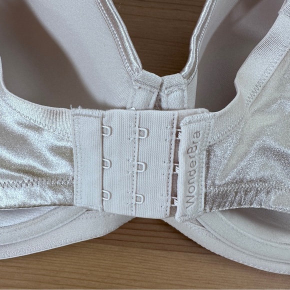 Wonderbra Plus | Underwire Bra with Embroidery & Satin Detail | Size 42D - Picture 3 of 4